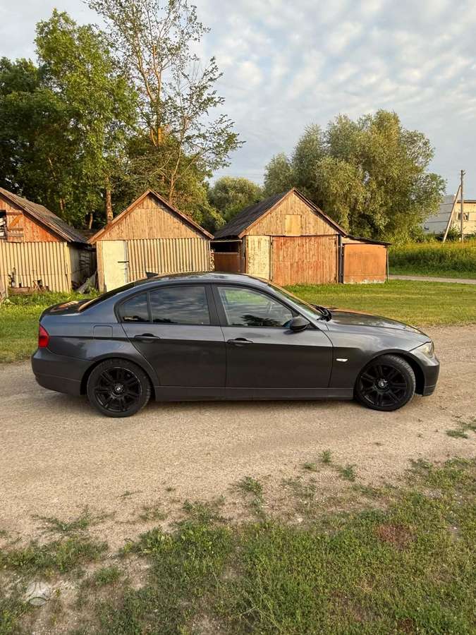 BMW 320, Седан