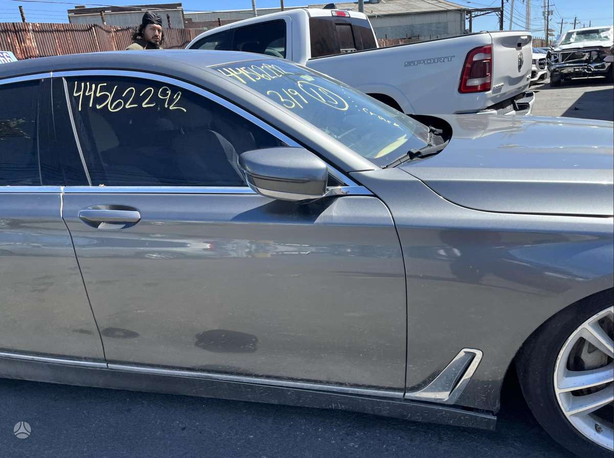 BMW 750, 4.4 l., Седан