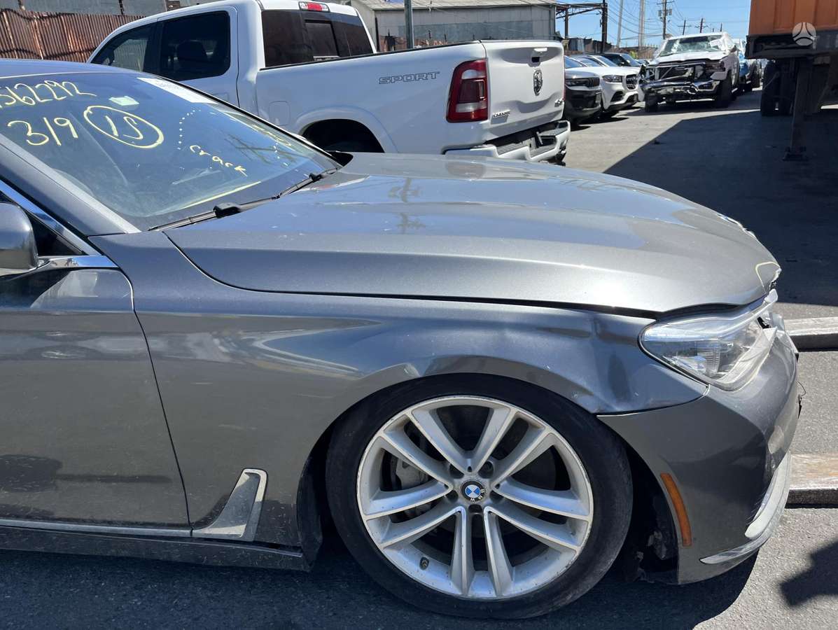 BMW 750, 4.4 l., Седан