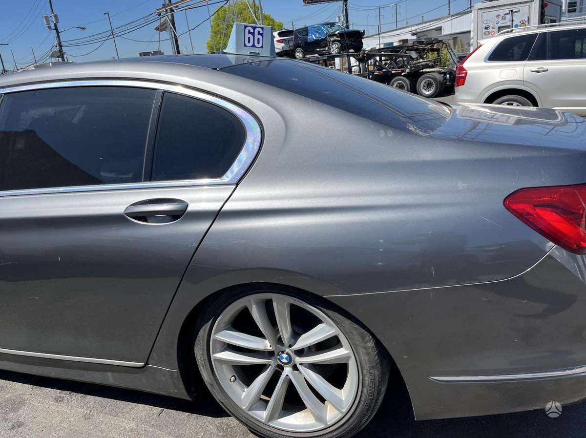 BMW 750, 4.4 l., Седан