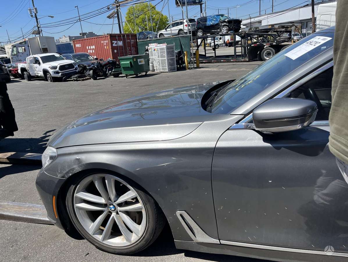 BMW 750, 4.4 l., Седан