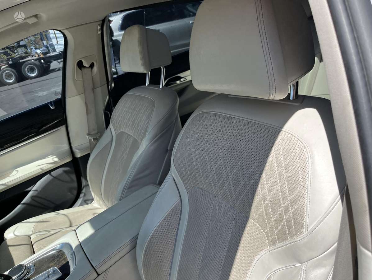 BMW 750, 4.4 l., Седан