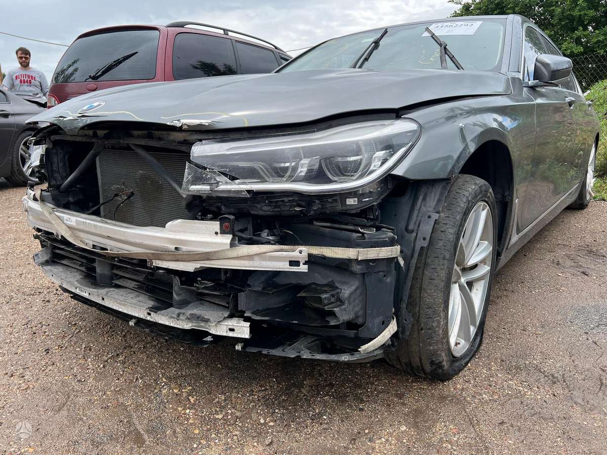 BMW 750, 4.4 l., Седан