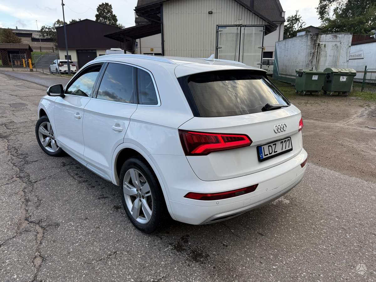 Audi Q5, 2.0 l., off-road / crossover