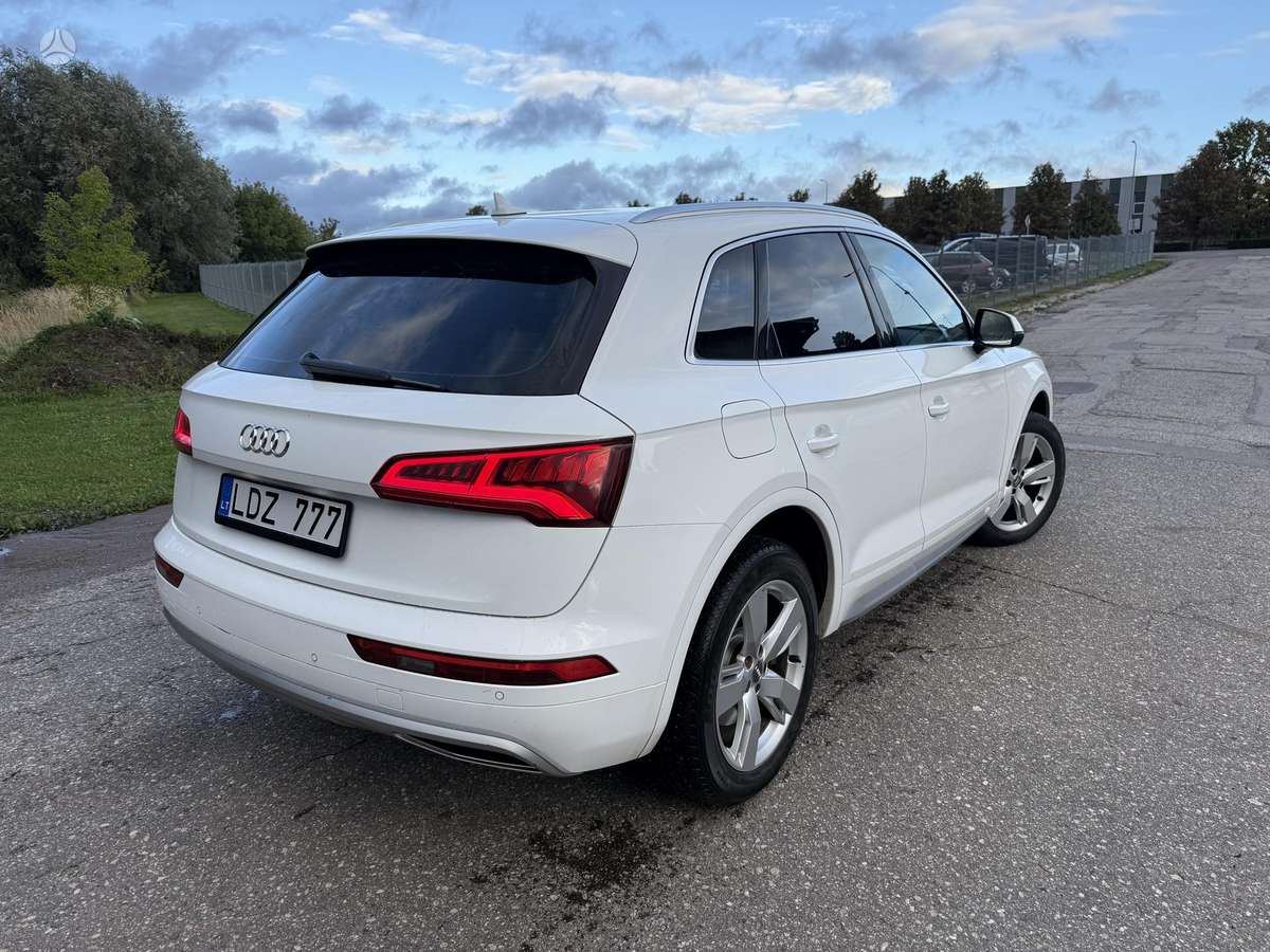 Audi Q5, 2.0 l., off-road / crossover