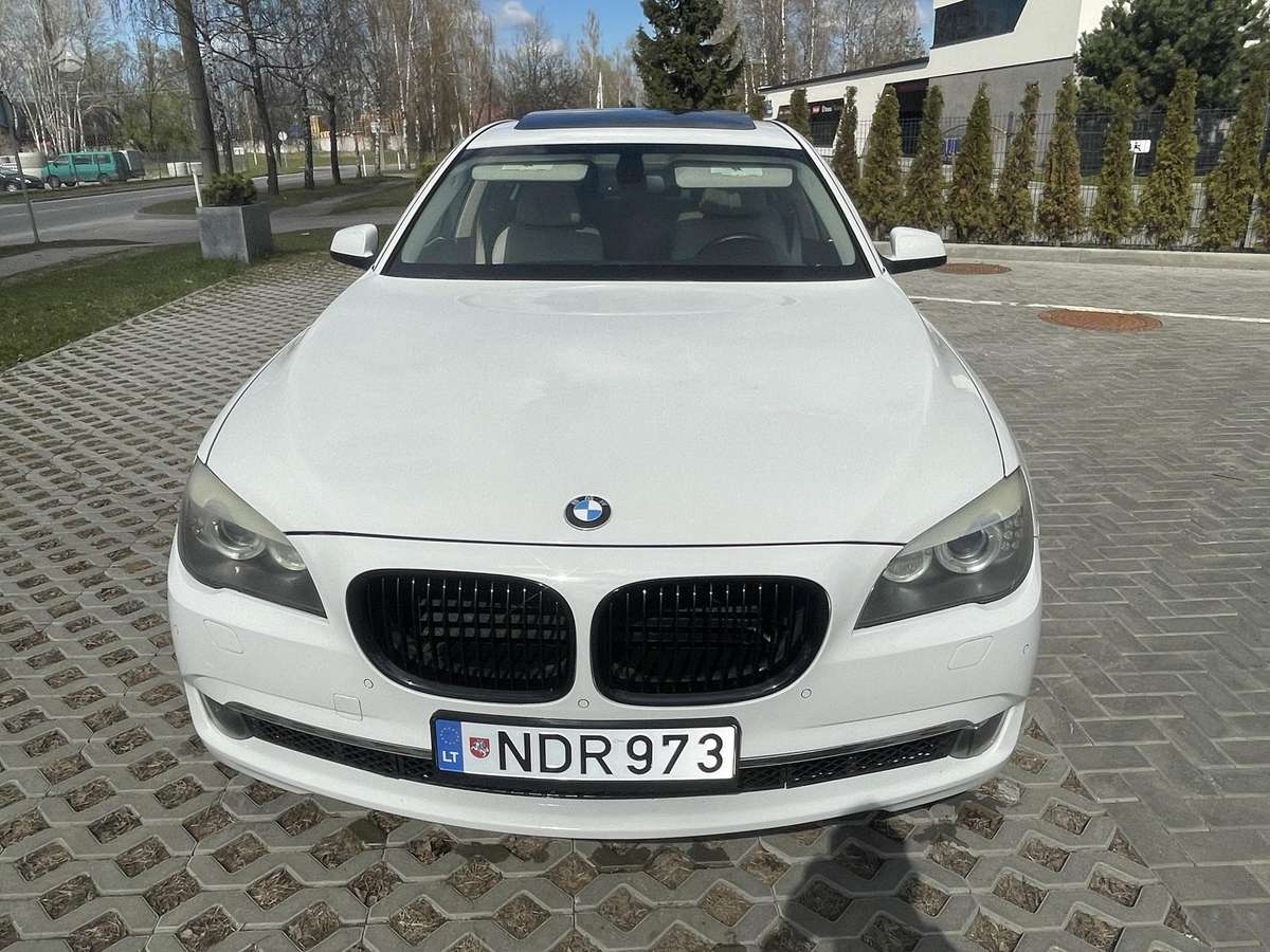 BMW 740, Седан
