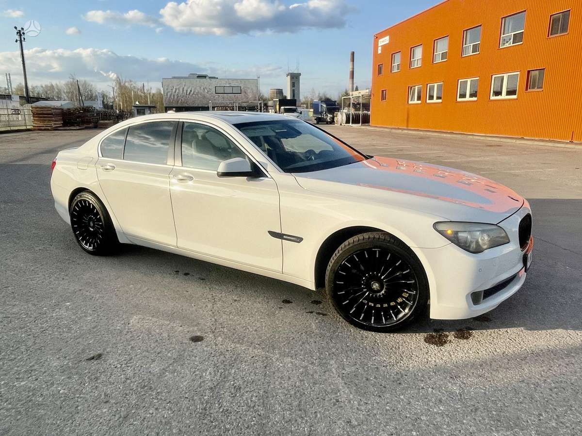 BMW 740, Седан