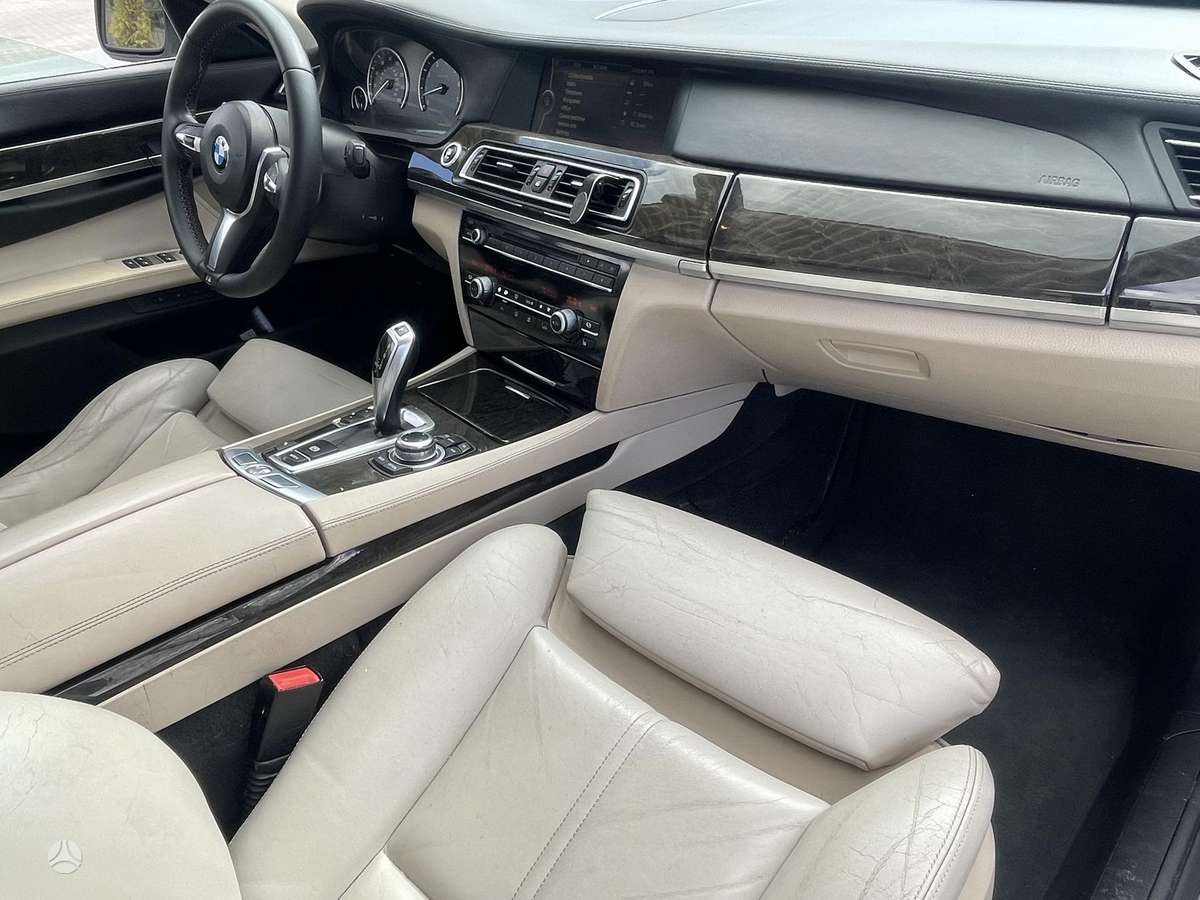 BMW 740, Седан