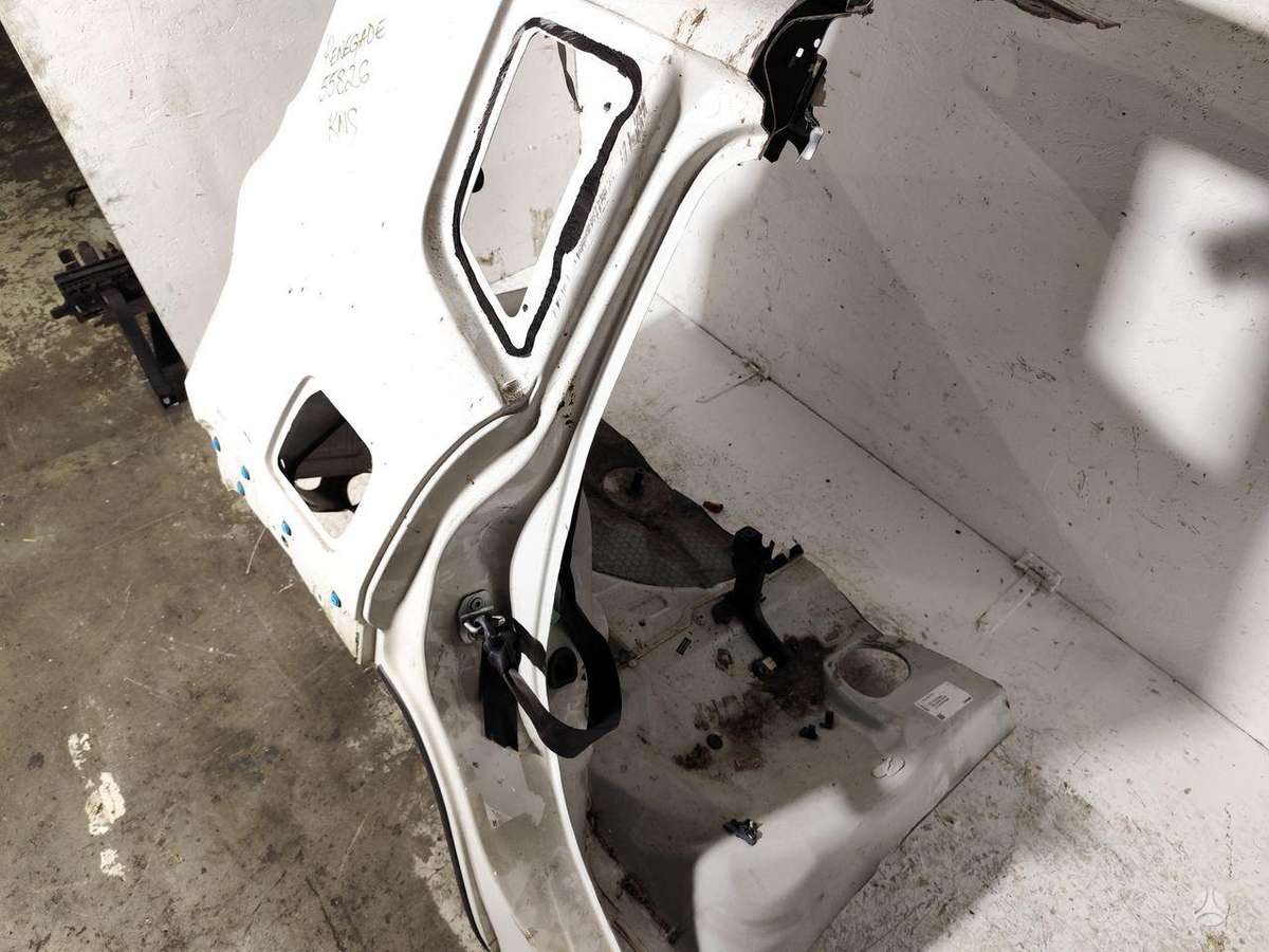 Jeep Renegade hood (front, rear)