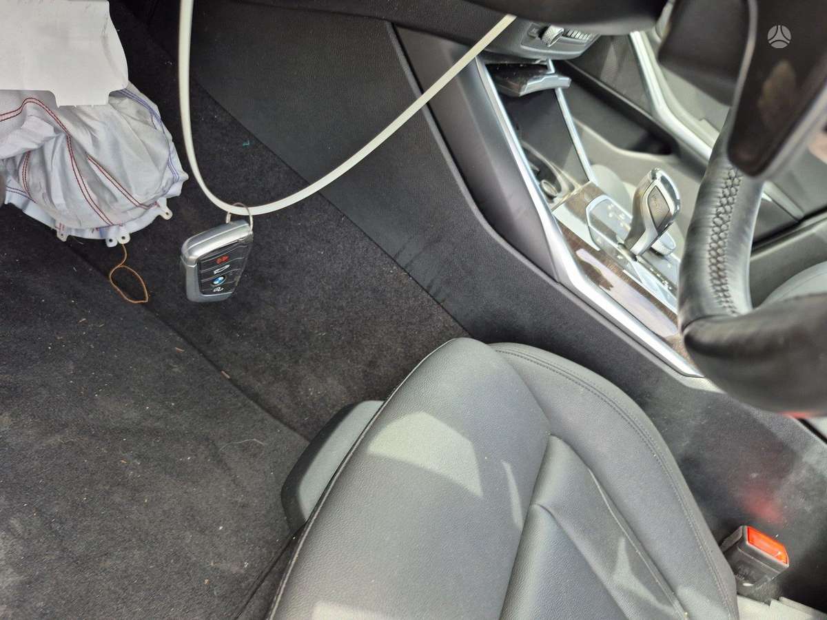 BMW 330, 2.0 l., Седан