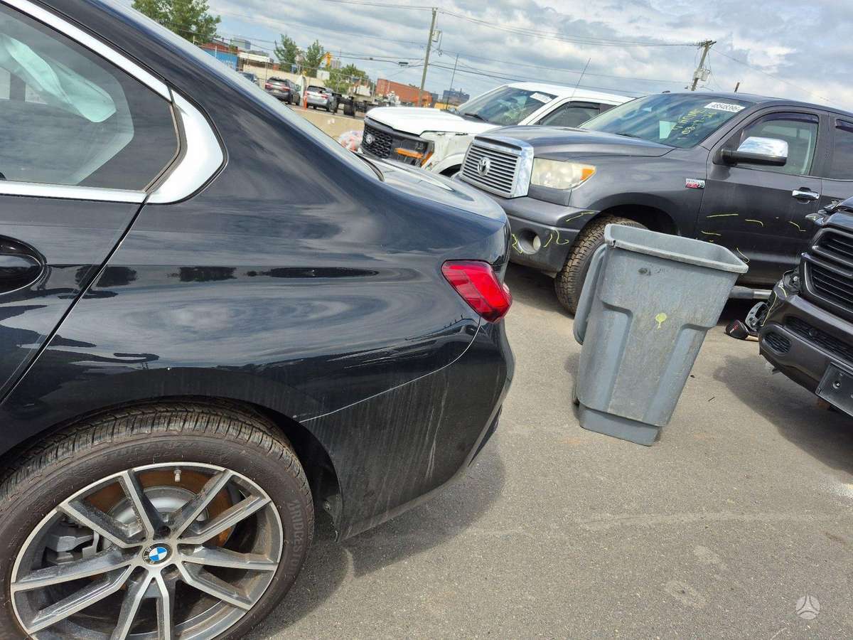 BMW 330, 2.0 l., Седан