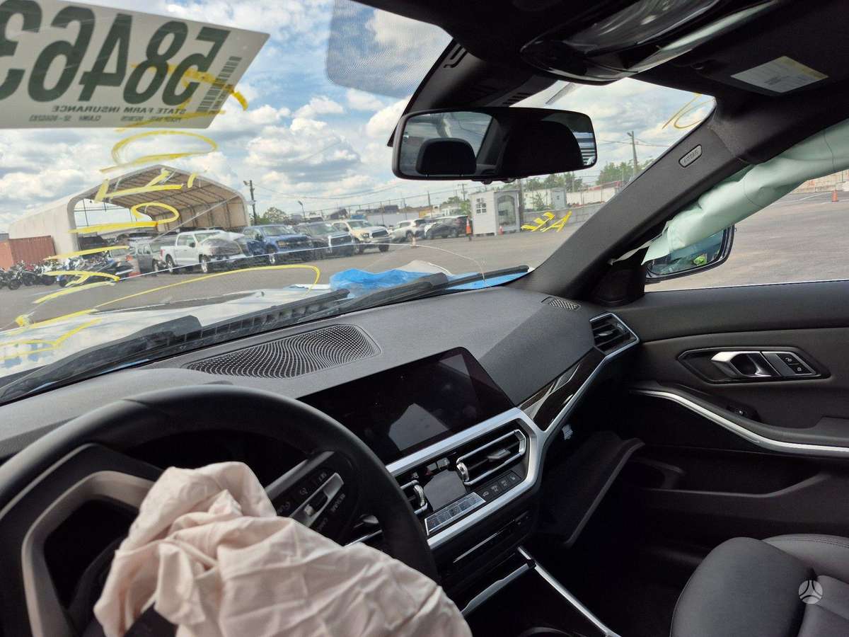 BMW 330, 2.0 l., Седан