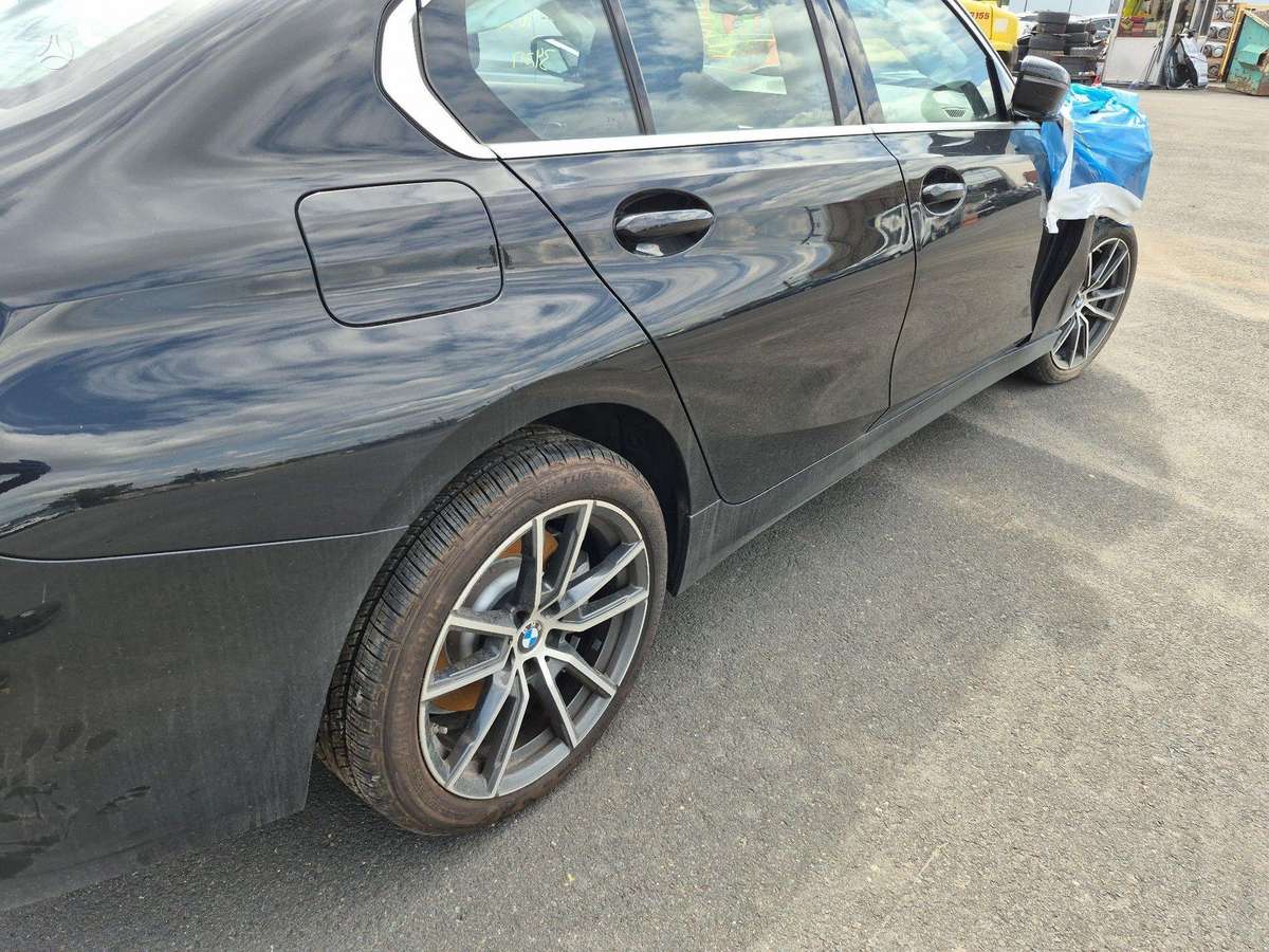 BMW 330, 2.0 l., Седан