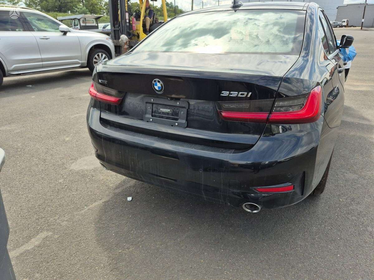 BMW 330, 2.0 l., Седан