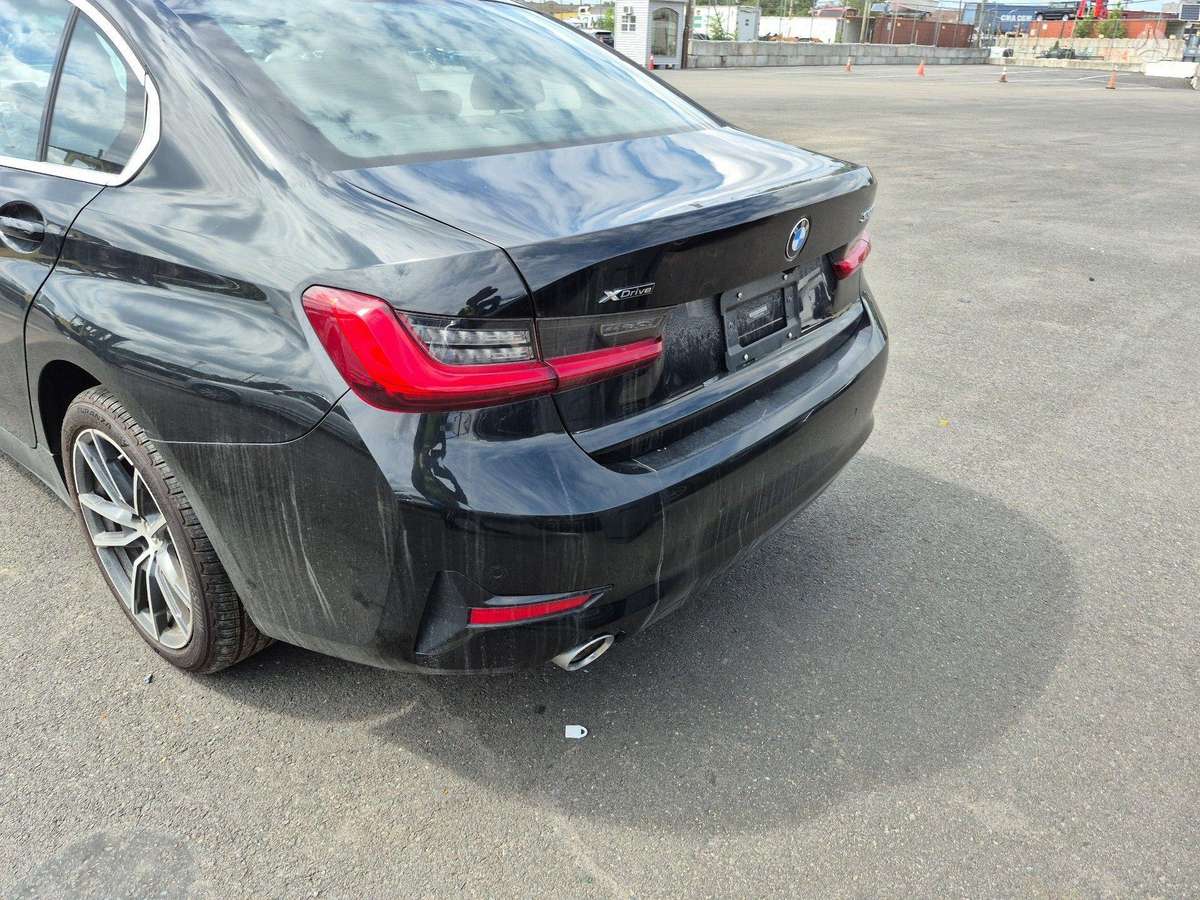 BMW 330, 2.0 l., Седан