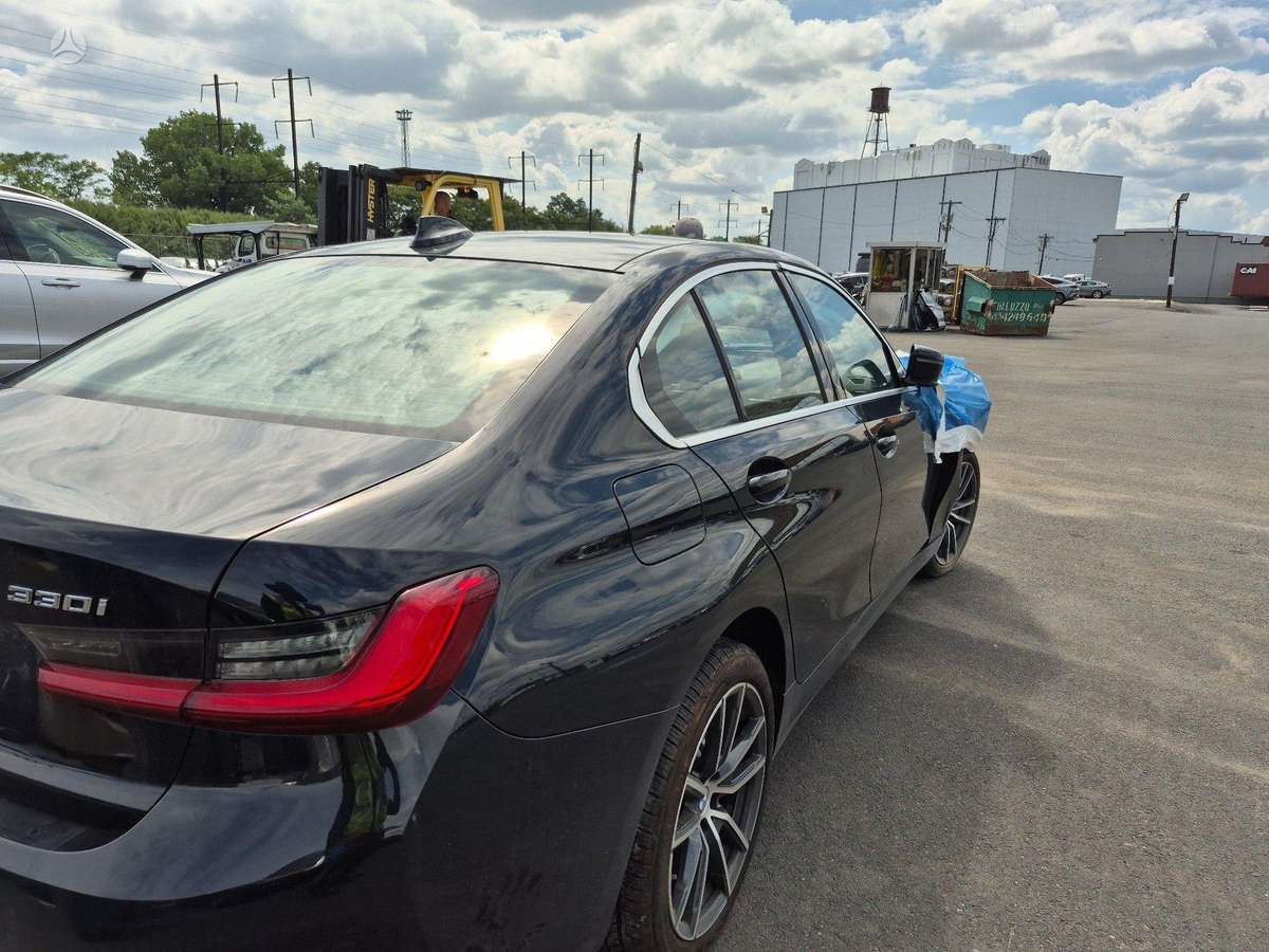 BMW 330, 2.0 l., Седан