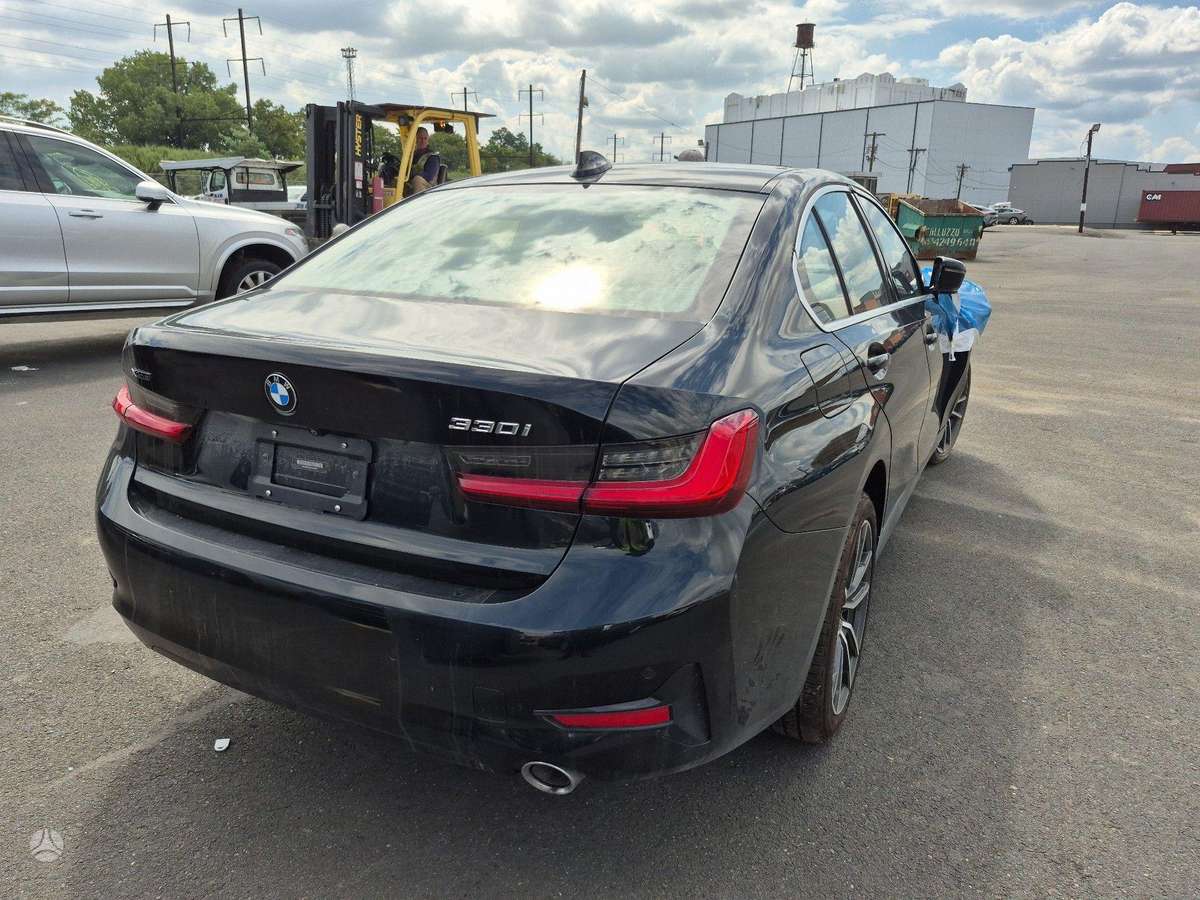 BMW 330, 2.0 l., Седан