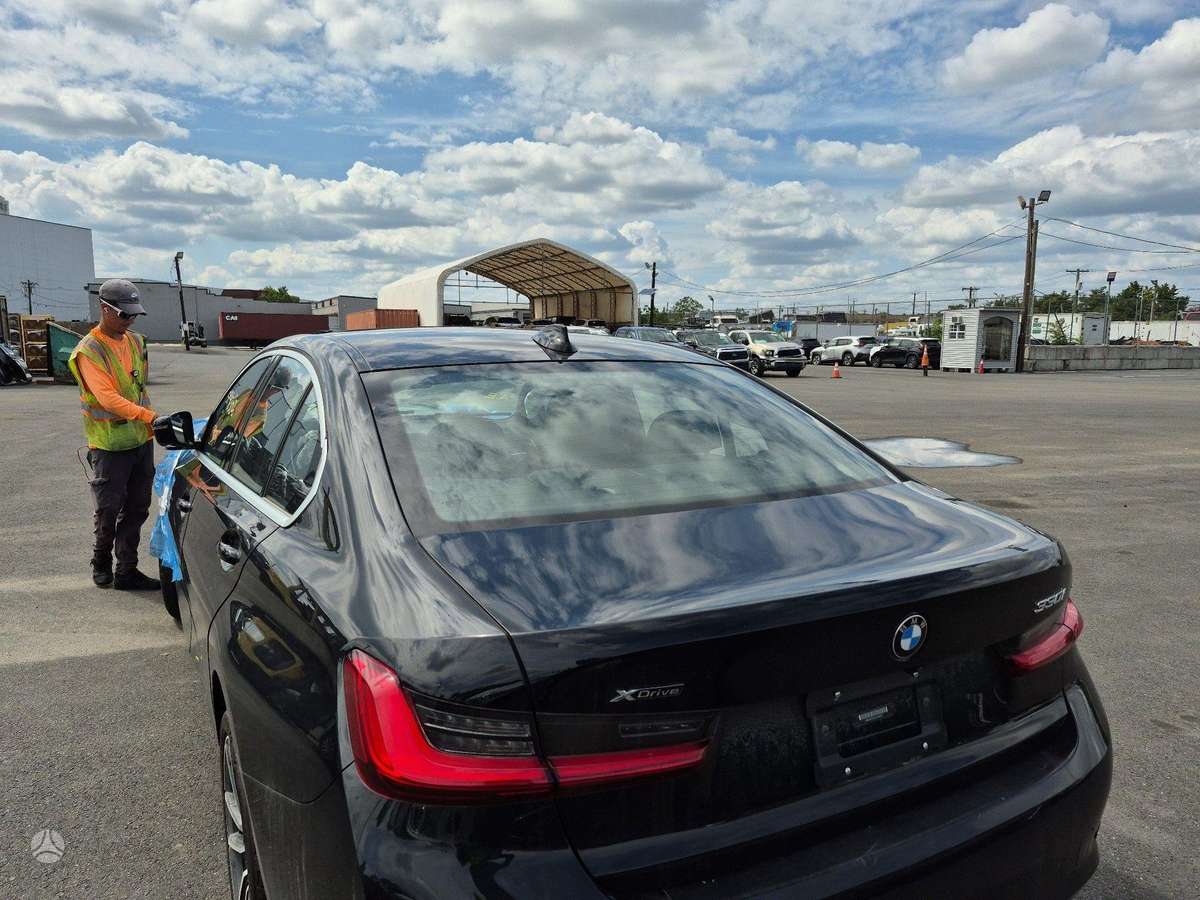 BMW 330, 2.0 l., Седан
