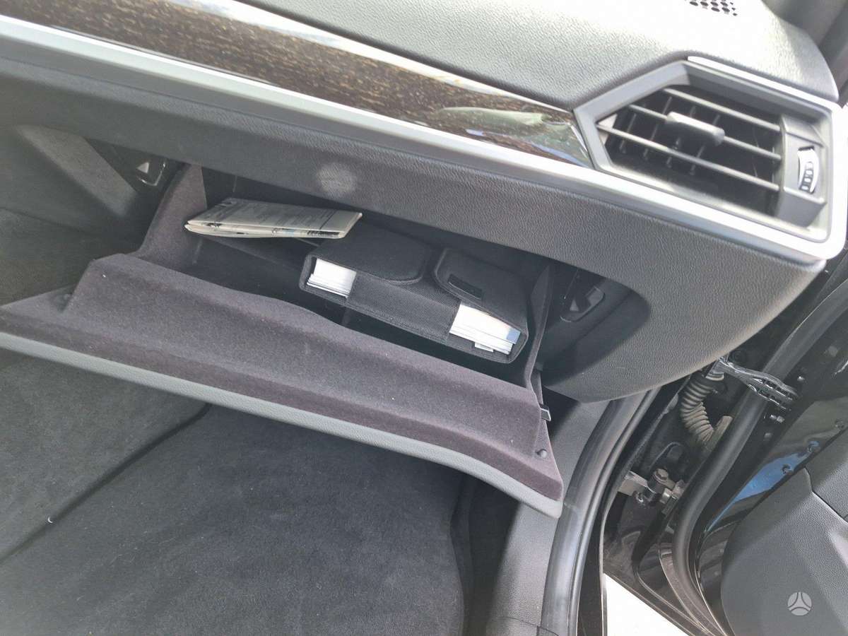BMW 330, 2.0 l., Седан