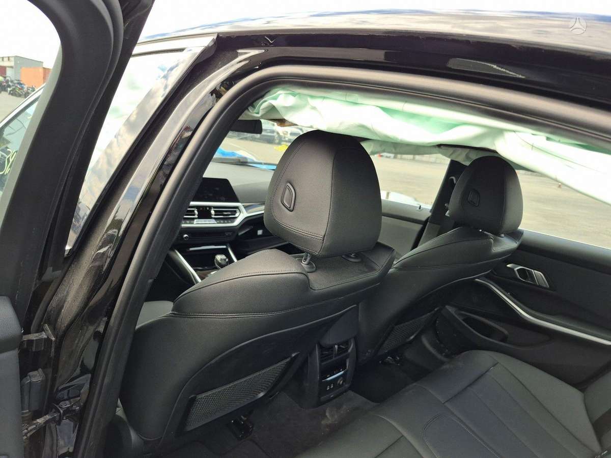 BMW 330, 2.0 l., Седан
