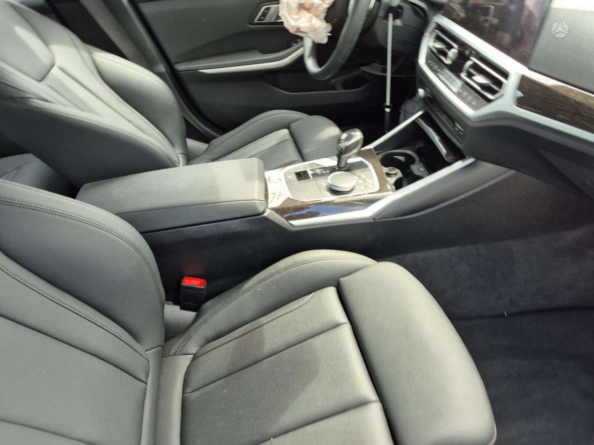 BMW 330, 2.0 l., Седан