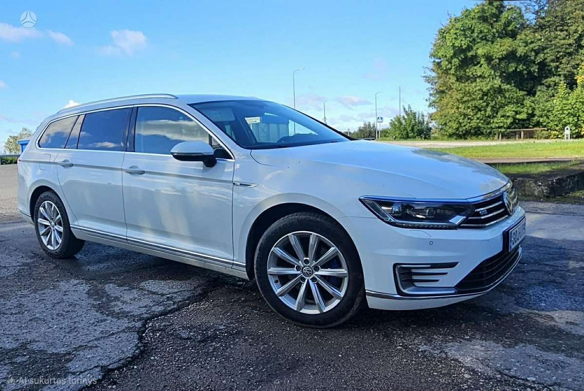 Volkswagen Passat - 1