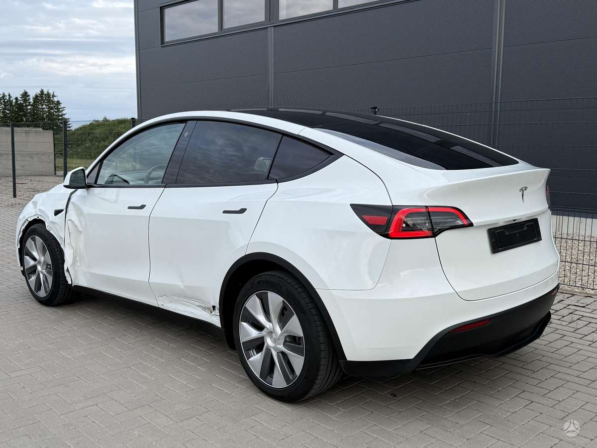 Tesla Model Y - 7