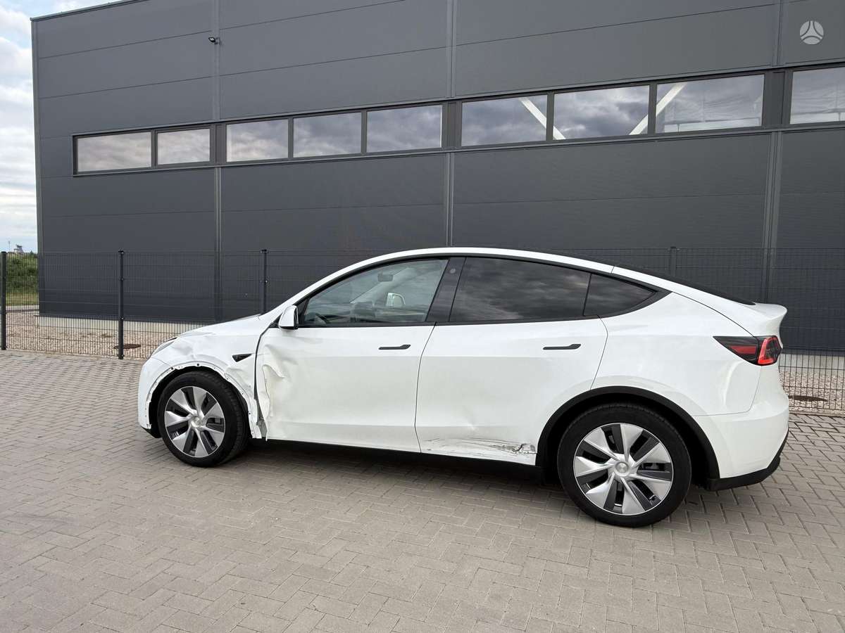 Tesla Model Y - 8