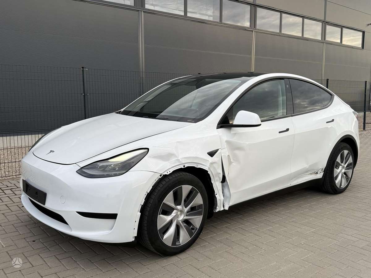 Tesla Model Y - 10