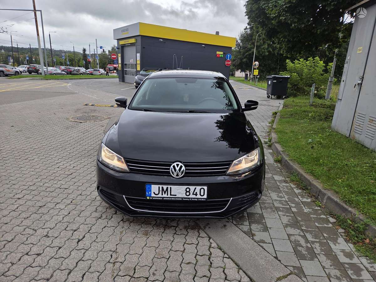 Volkswagen Jetta - 1
