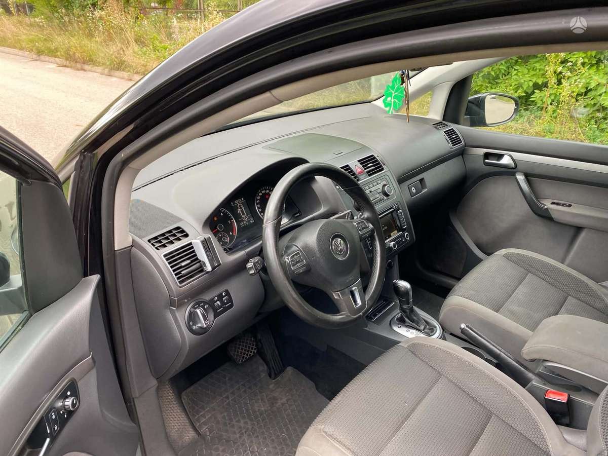 Volkswagen Touran - 8