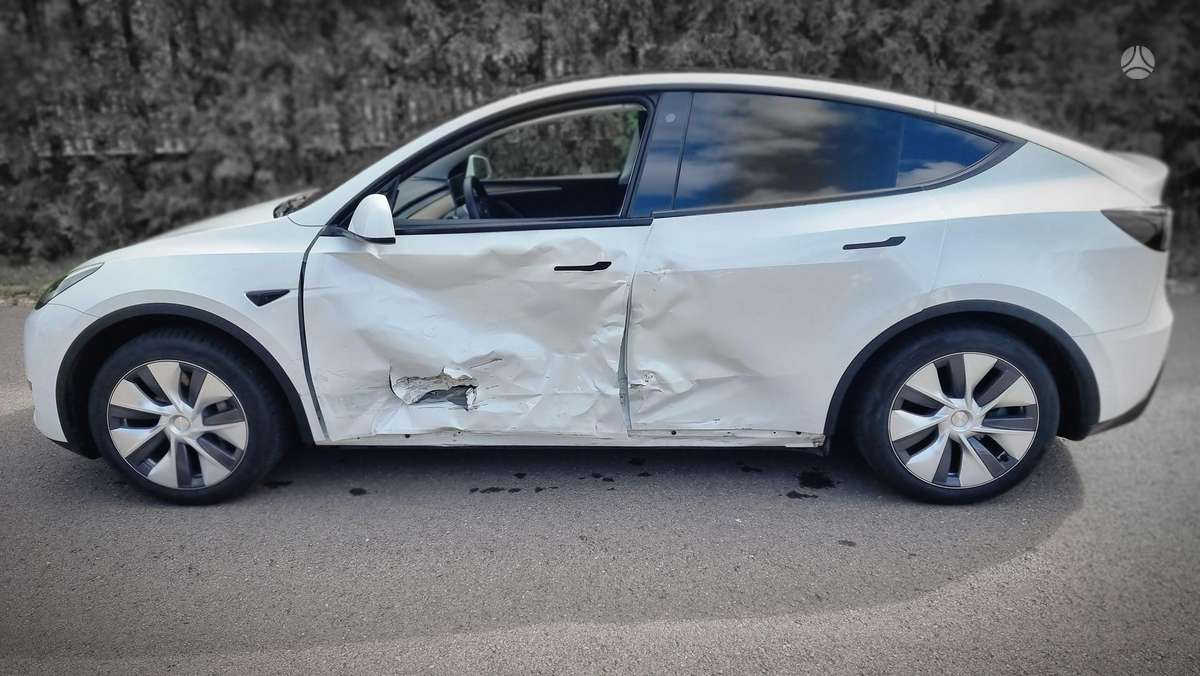 Tesla Model Y - 7