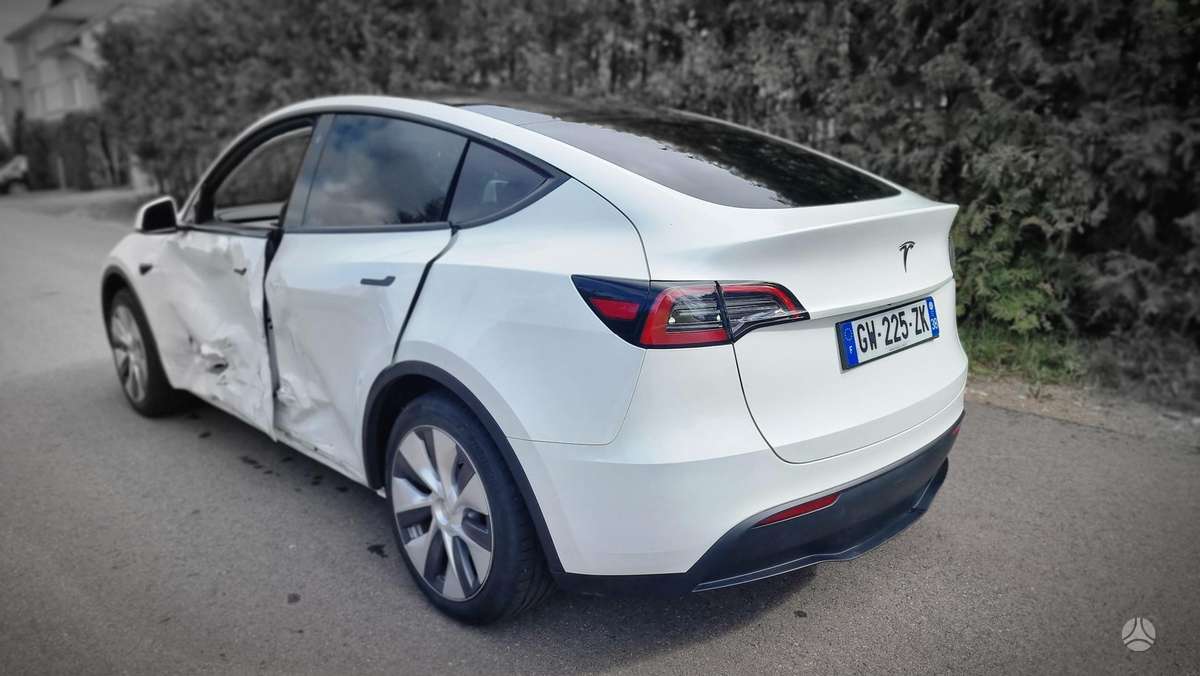 Tesla Model Y - 9