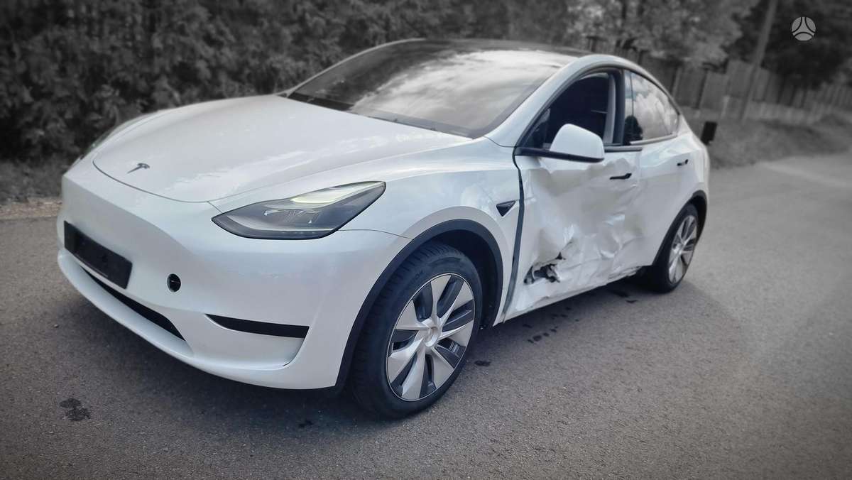 Tesla Model Y - 11