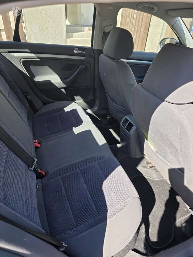 Volkswagen Jetta - 4