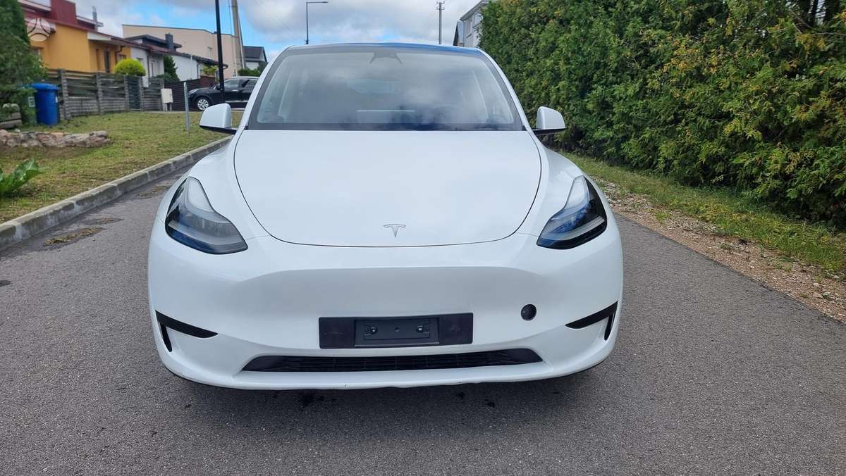 Tesla Model Y - 2