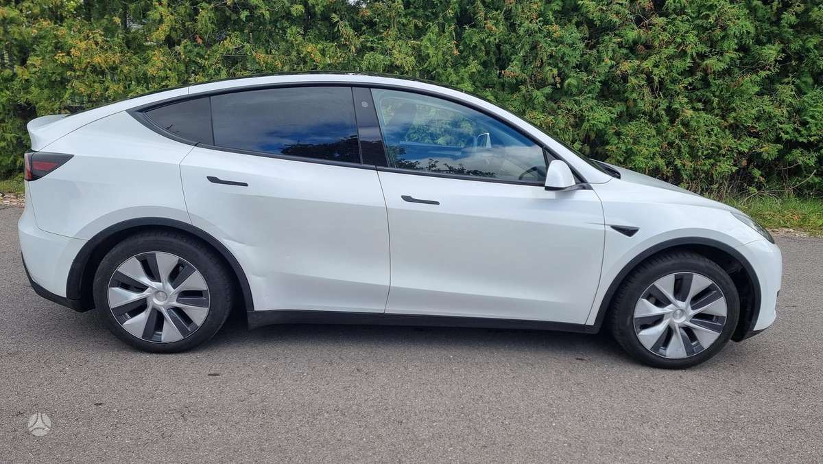 Tesla Model Y - 3