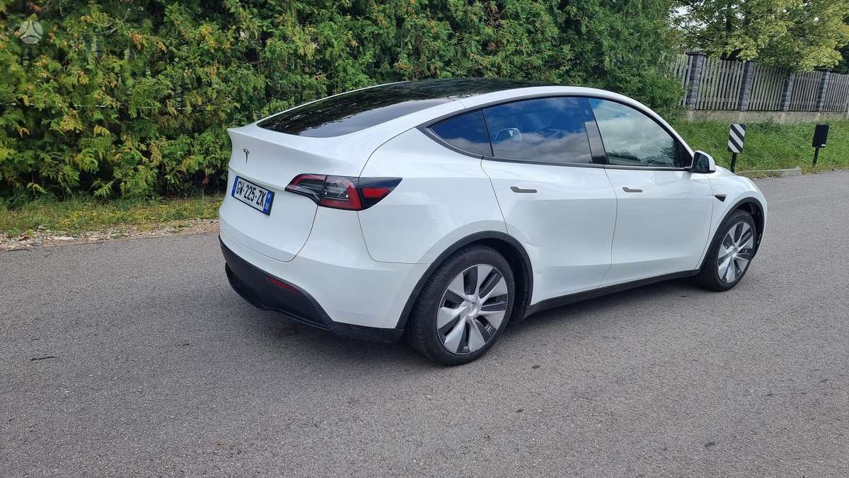 Tesla Model Y - 8