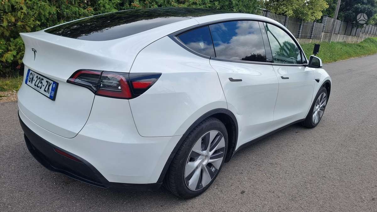 Tesla Model Y - 4