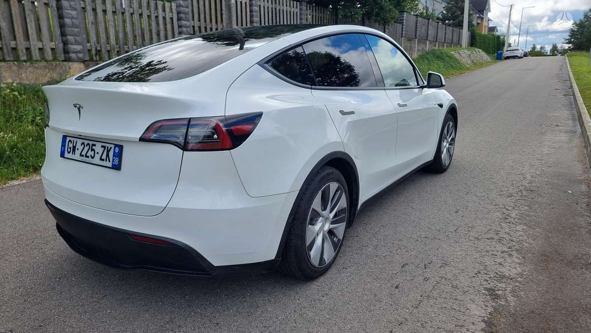 Tesla Model Y - 10