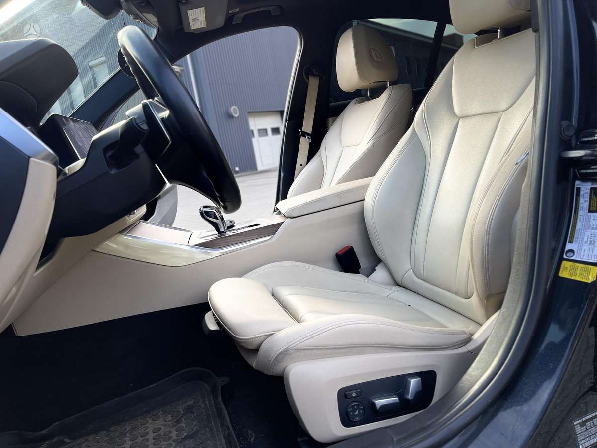 BMW 330, 2.0 l., Седан