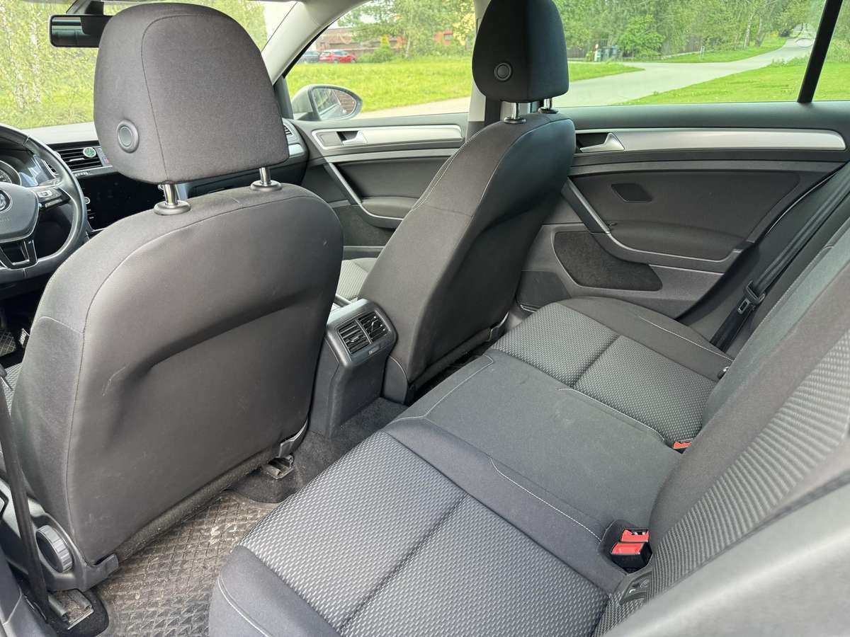 Volkswagen Golf - 10
