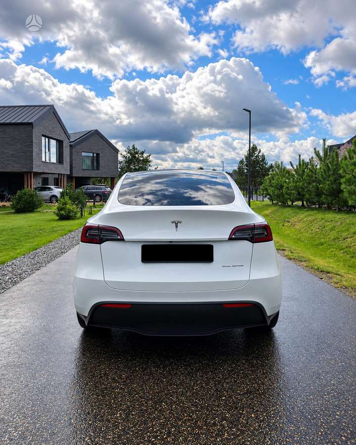 Tesla Model Y - 5