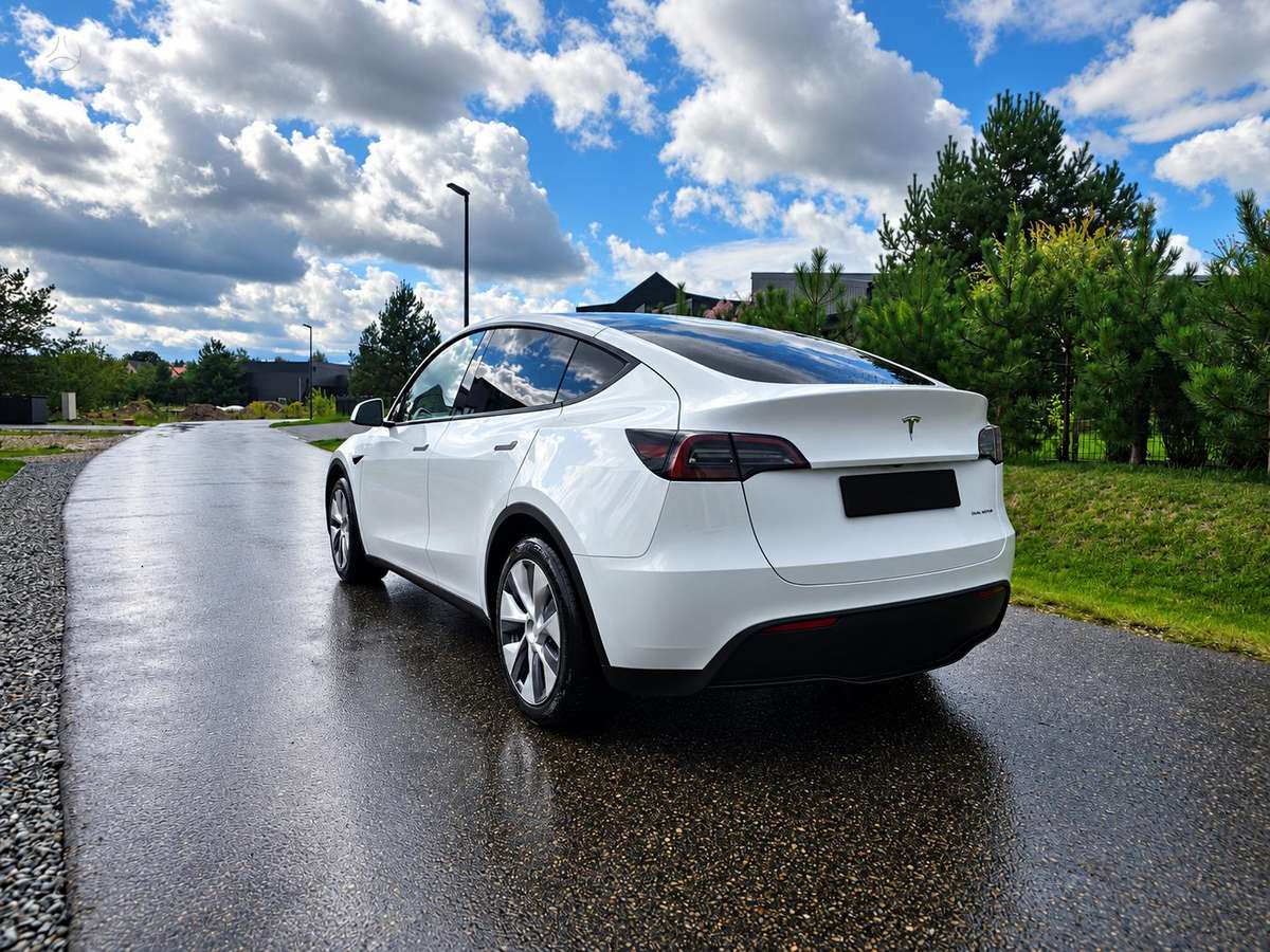 Tesla Model Y - 8