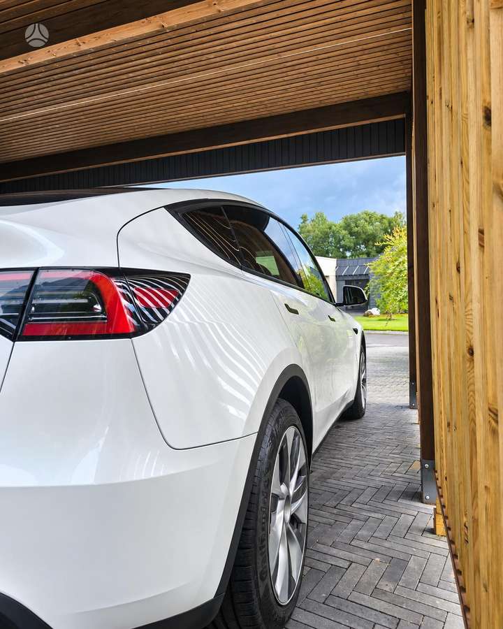 Tesla Model Y - 9