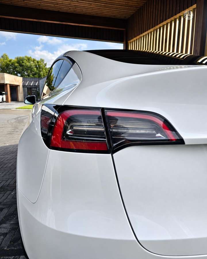 Tesla Model Y - 10