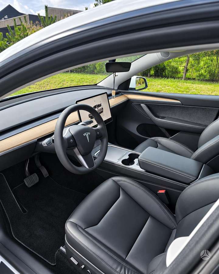 Tesla Model Y - 12
