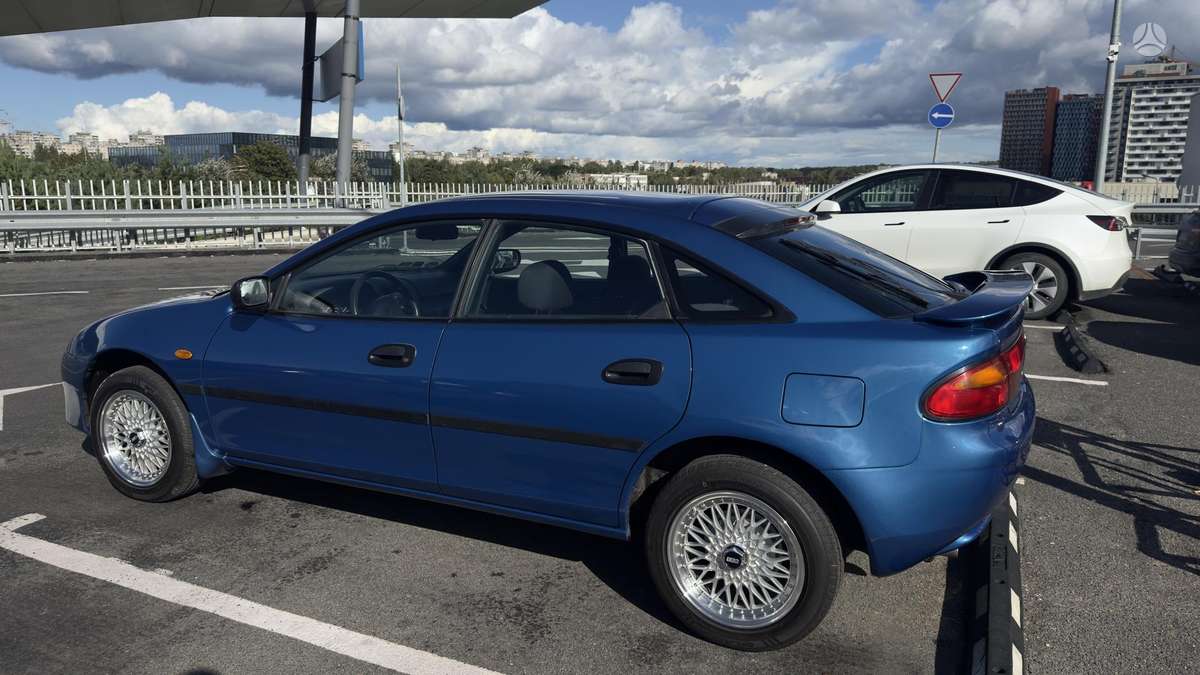Mazda 323F, 1.5 l., Хэтчбек