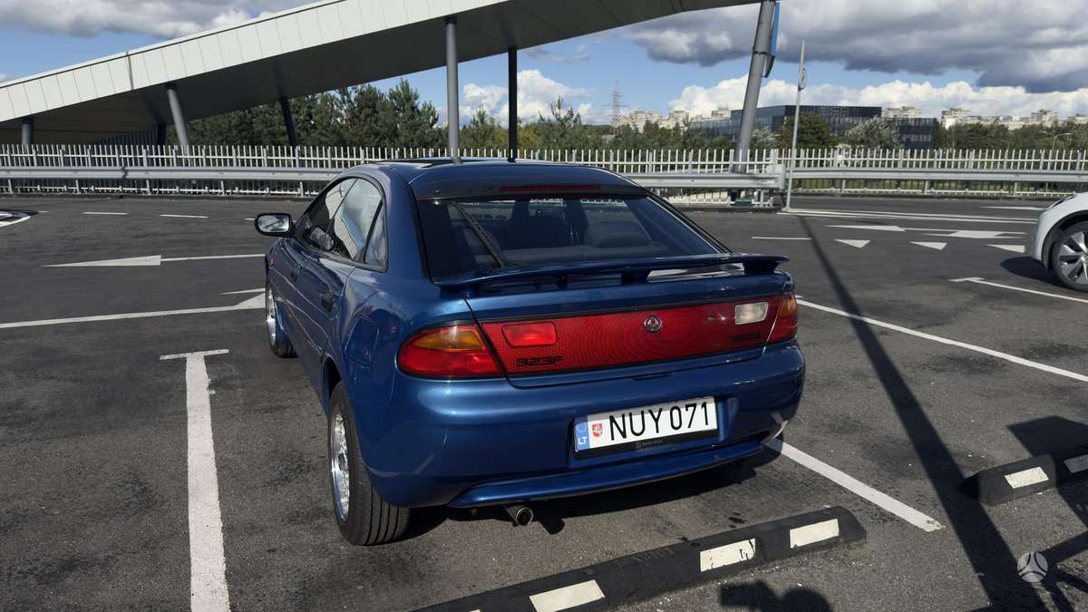 Mazda 323F, 1.5 l., Хэтчбек