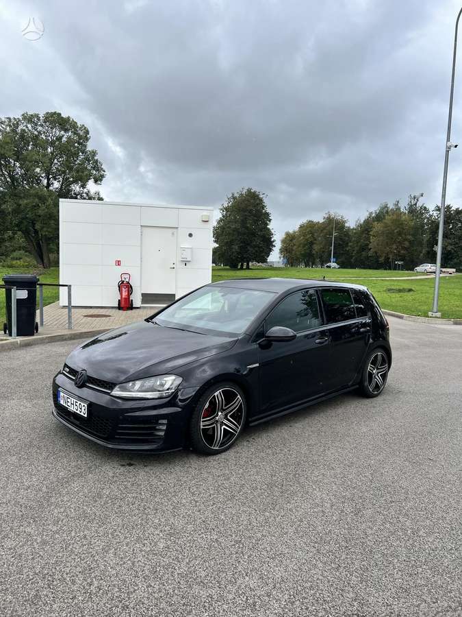 Volkswagen Golf - 1
